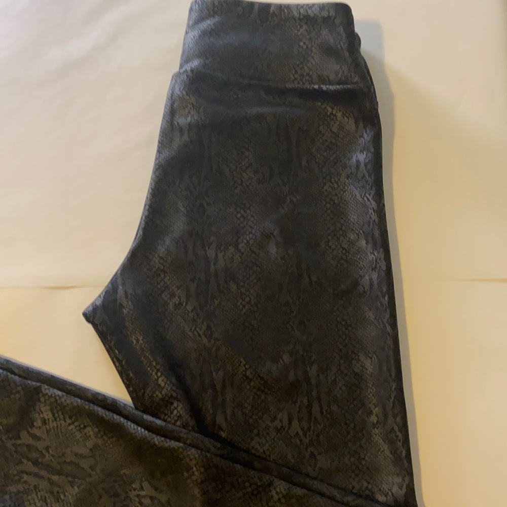 Express Black snake skin legging (L)